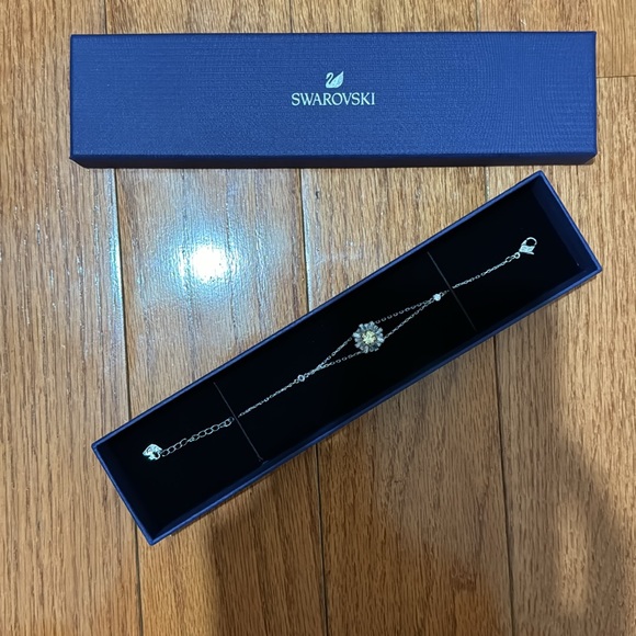 Swarovski crystal flower bracelet - Picture 3 of 6